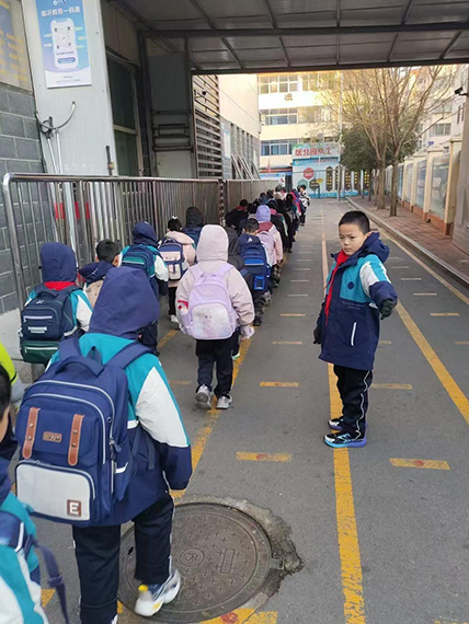 清晨的入校路，藏着成长的序章
